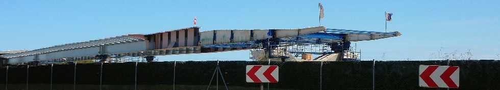 29 novembre 2011 - Chantier du pont sur la Rivire St-Etienne - Lanage du tablier sur la P6