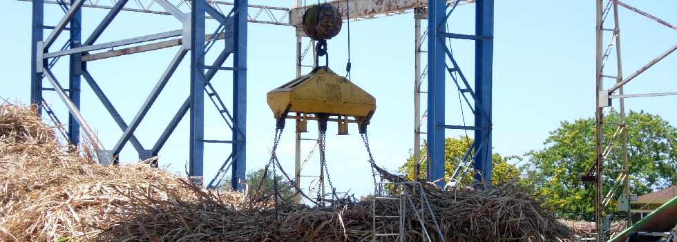 Casernes - St-Pierre - Palonnier - Dchargement d'une remorque charge de cannes