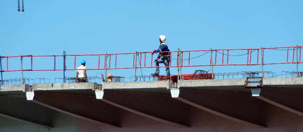 Chantier du pont sur la Rivire St-Etienne -  Clavage des dalles