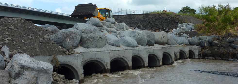 Cyclone Dumile - Radier de la Rivire St-Etienne endommag