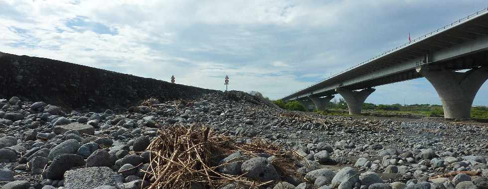 Rivire St-Etienne - Fvrier 2013 - Cyclone Felleng - Radier emport et nouveau pont