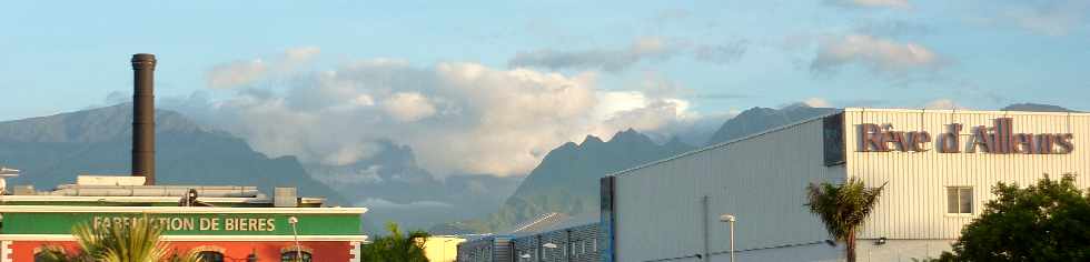Pitons, cirques et remparts ...