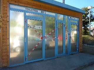St-Pierre - Toilettes payantes place de la mairie