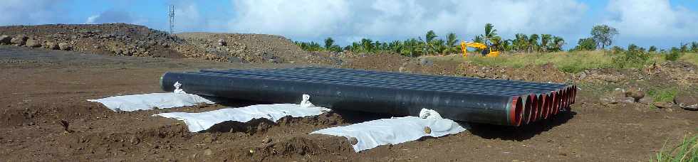 Avril 2013 - Pierrefonds - Chantier de l'interconnexion des primtres irrigus du Bras de la Plaine et du Bras de Cilaos - Dpose des canalisations -