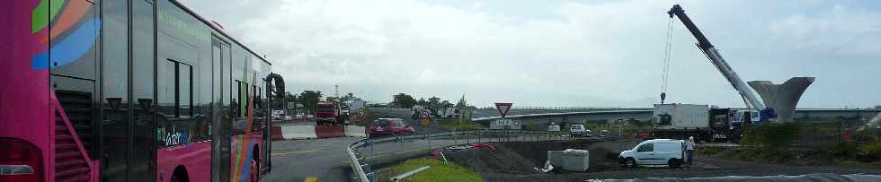 Pont sur la rivire St-Etienne - Chantier des accs en rive droite