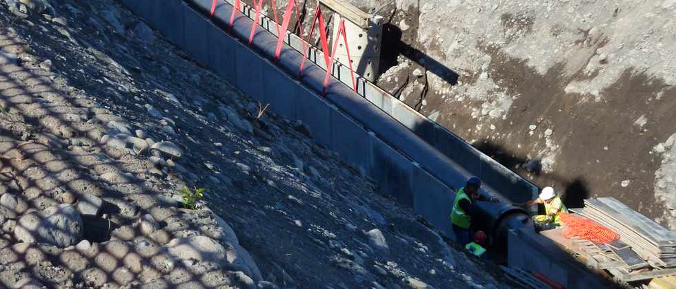 Juillet 2013 - St-Louis - Chantier de l'interconnexion - Pose de la canalisation dans la rivire St-Etienne
