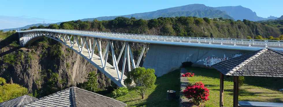 Pont de l'Entre-Deux sur le Bras de la Plaine - juillet 2013