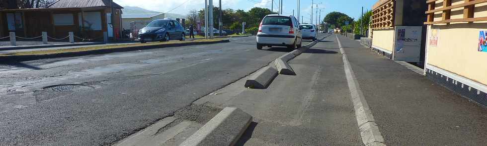 St-Pierre - Bd Hubert Delisle - bordures piste cyclable dplaces