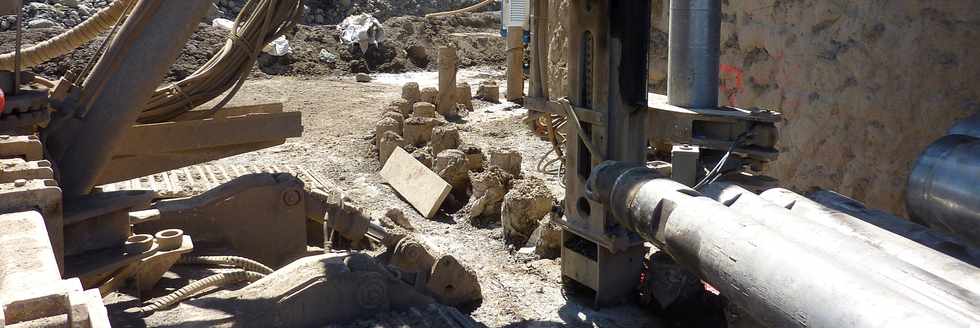 Oct 2013 - Ancien pont sur la rivire St-Etienne -Travaux piles 5 - Foreuse