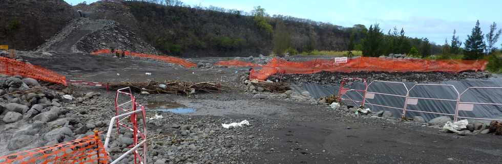 Novembre 2013 - Chantier de l'interconnexion des primtres irrigus Bras de la Plaine - Bras de Cilaos - Traverse de la rivire St-Etienne