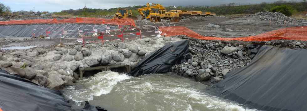 Novembre 2013 - Chantier de l'interconnexion des primtres irrigus Bras de la Plaine - Bras de Cilaos - Traverse de la rivire St-Etienne