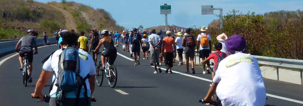 A pied,  vlo sur la route des Tamarins ... Opration route libre 17 novembre 2013 -