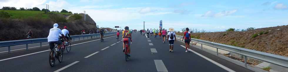 A pied,  vlo sur la route des Tamarins ... Opration route libre 17 novembre 2013 -