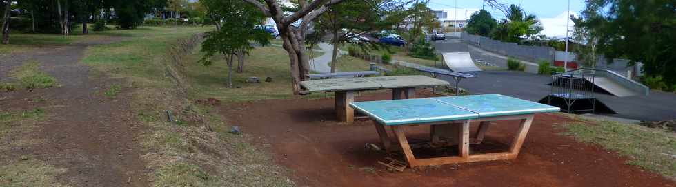 15 mai 2014 - St-Paul - D10 - L'Eperon - Tables de ping-pong en bton