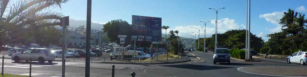3 juillet 2014 - St-Pierre - Parking Albany - Enlvement du panneau annonant la construction du multiplexe Cin Grand Sud St Pierre