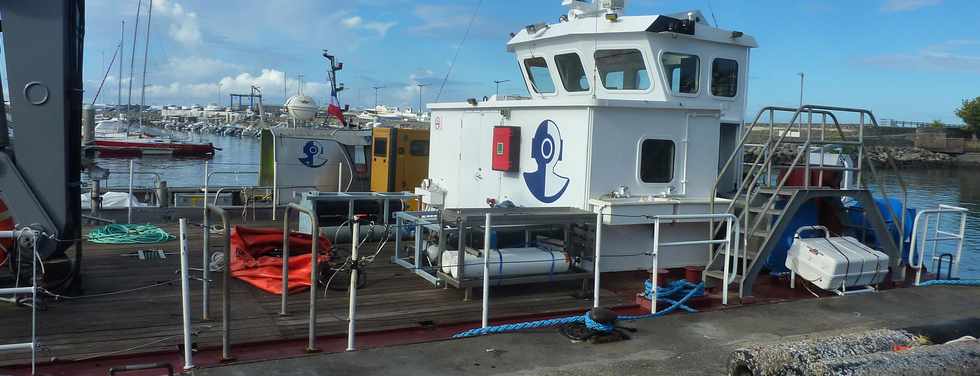22 fvrier 2015 - St-Pierre - Port - Barge rcupration projet houlomoteur