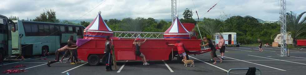 29 avril 2015 - St-Pierre - Cirque Achille Zavatta - Montage du chapiteau -