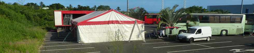 29 avril 2015 - St-Pierre - Montage du chapiteau du cirque Achille Zavatta -