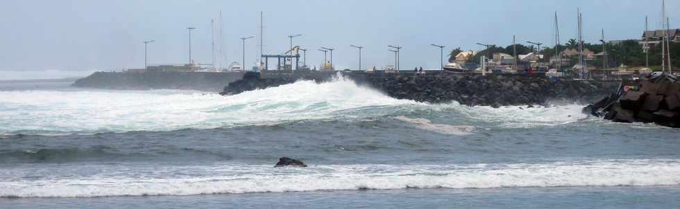 7 juin 2015 - St-Pierre - Terre Sainte - Embouchure du port - Houle