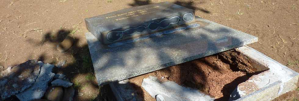 28 octobre 2015 - St-Pierre - Pose de gazon en plaques place Abd El-Kader