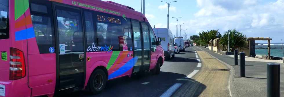 31 aot 2016 - St-Pierre - Embouteillages sur le boulevard Hubert Delisle