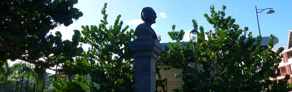 12 mai 2017 - St-Pierre - Ravine Blanche - Buste du Mahatma  Gandhi