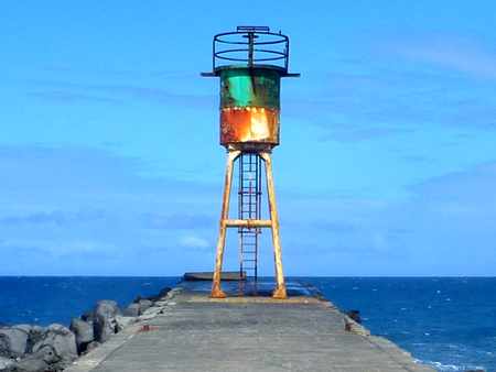 01 octobre 2017 - St-Pierre - Le phare de la jete de Terre Sainte quelques jours avant son remplacement.