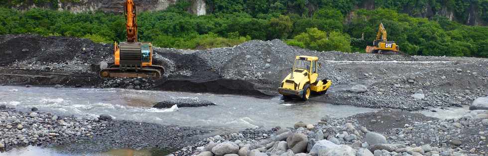 21 mars 2018 - Entre-Deux - Travaux au radier du Ouaki aprs Dumazile