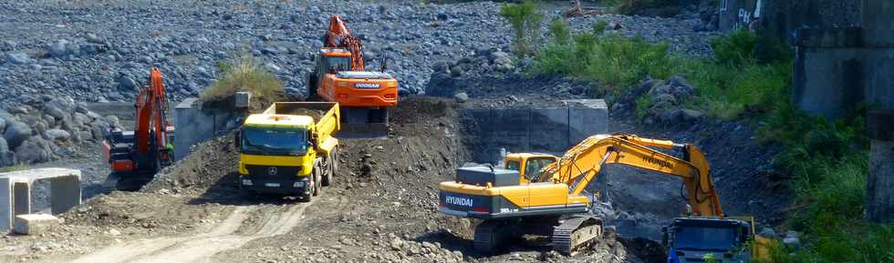 23 mars 2018 - St-Louis - Chantier de dmolition de l'ancien radier 2007