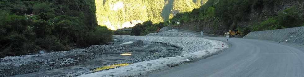 13 mai 2018 - La Rivire St- Louis - RN5 - Route de Cilaos - Travaux entre Les Alos et l'Ilet Rond - Piste Ilet Furcy -