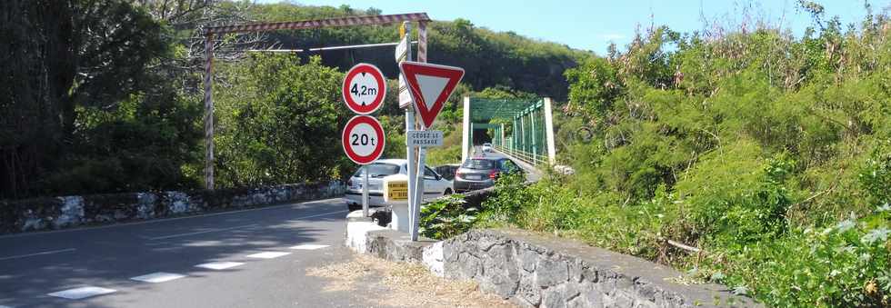 11 novembre 2018 - Entre-Deux - Pont mtallique sur le Bras de la Plaine -