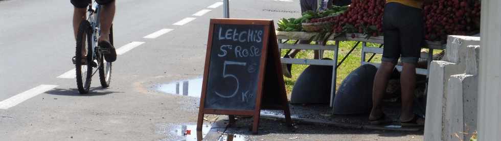 2 dcembre 2018 - St-Pierre - Bd Hubert-Delisle - Vente de letchis -