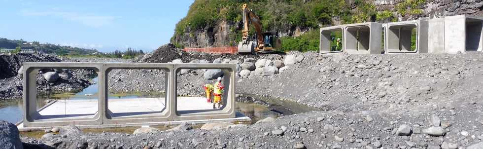 5 décembre 2018 - Bras de Cilaos - Travaux sur le radier du Ouaki - Pose de cadres -