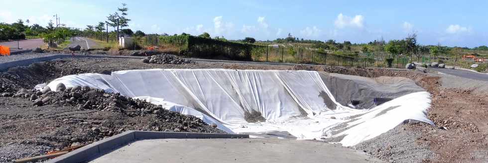 24 mars 2019 - St-Pierre - Pierrefonds - ZAC Roland Hoareau - Chantier de jonction des voies TCSP  - Bassin de rcupration des eaux pluviales